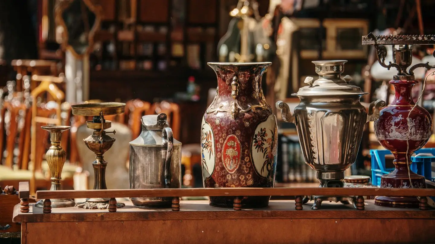 Vente de vases dans une brocante