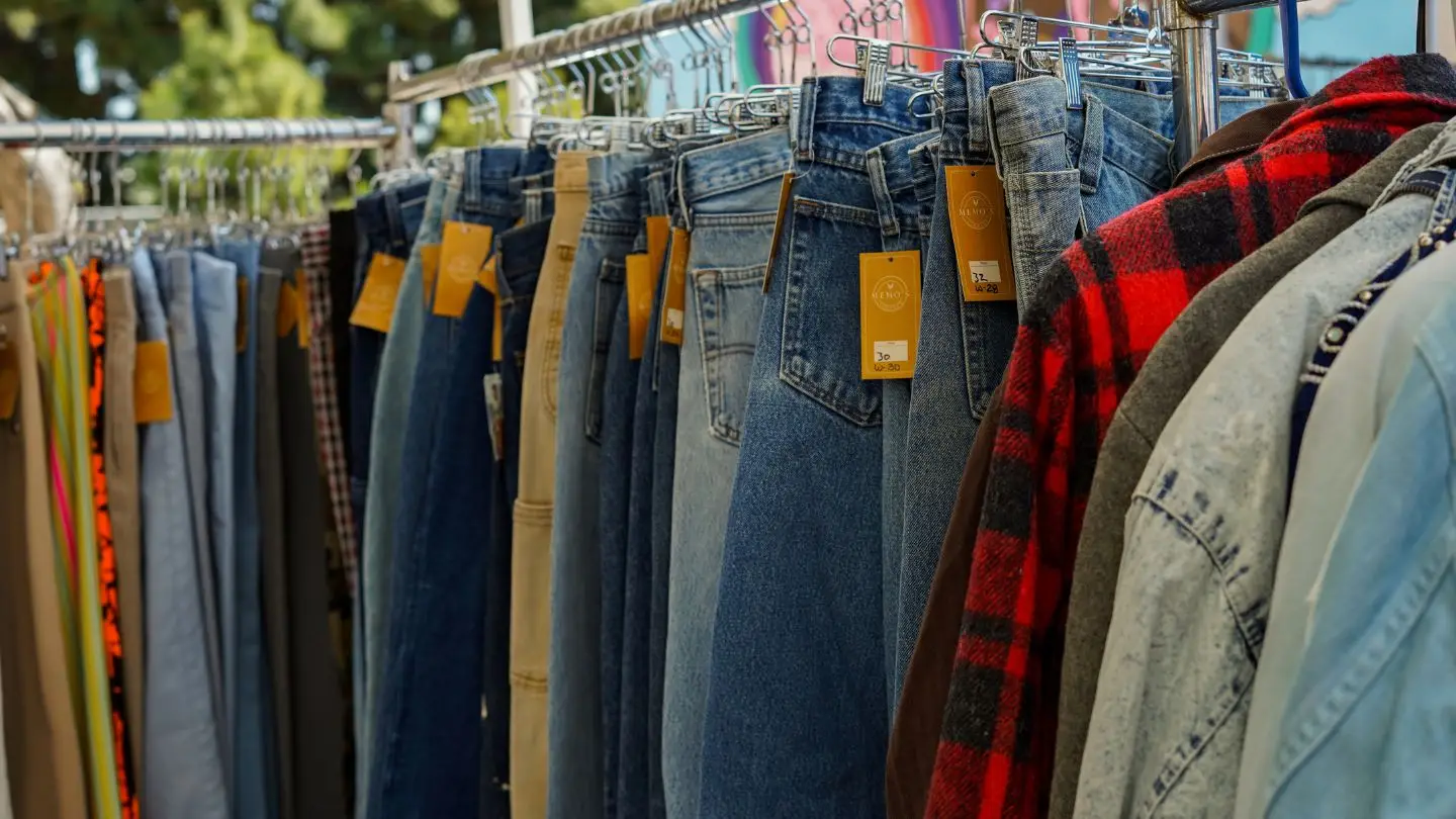 Kleding op een rommelmarkt