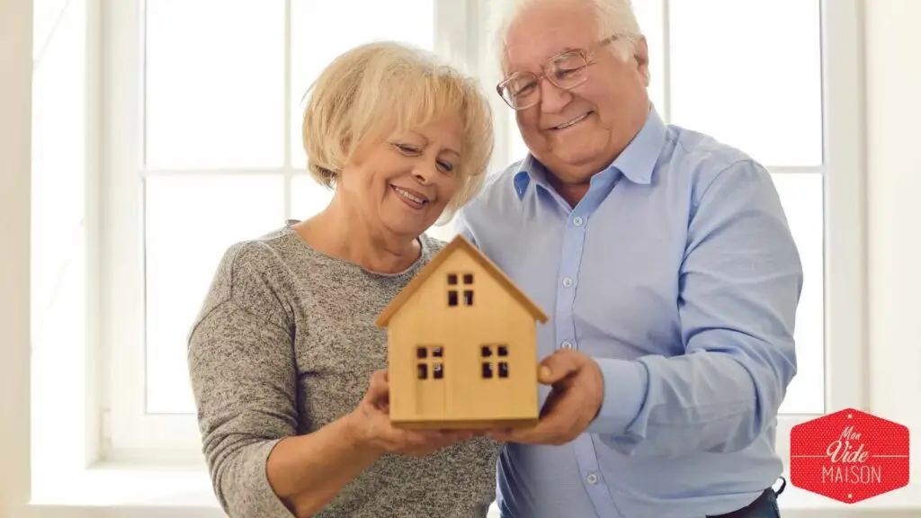 Couple âgé partant en maison de retraite