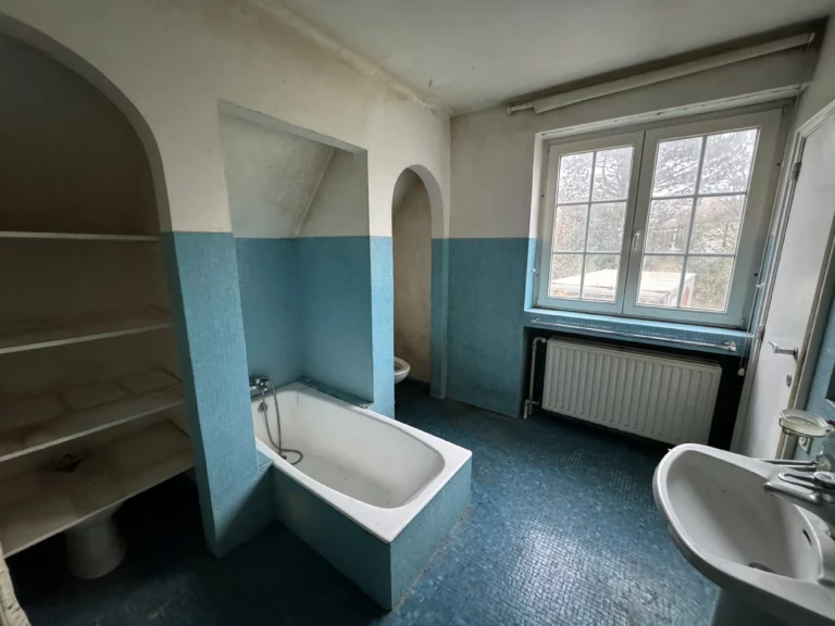 Salle de bain vidée et nettoyée